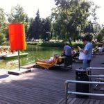 Зона отдыха у воды Голицинского пруда, в парке Горького