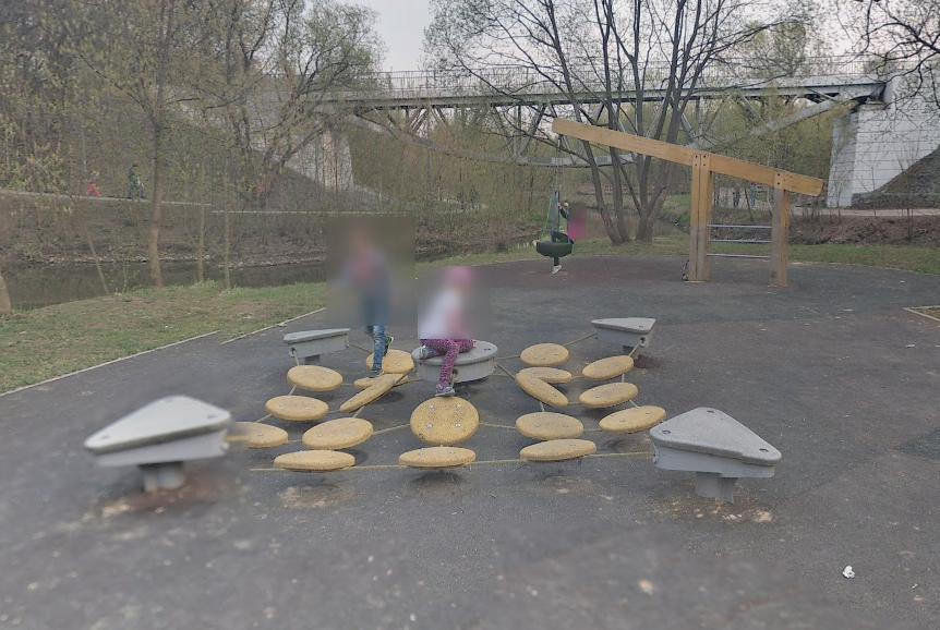 Фото: Детская площадка у моста в парке Свиблово