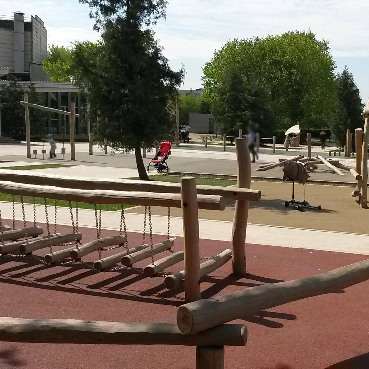 Фото: Площадка детская игровая в центре парка Музеон