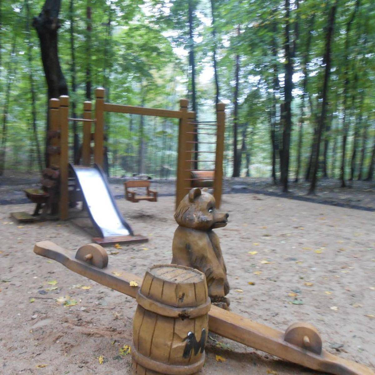 Фото: Детская игровая площадка с медведем, Покровское-Глебово