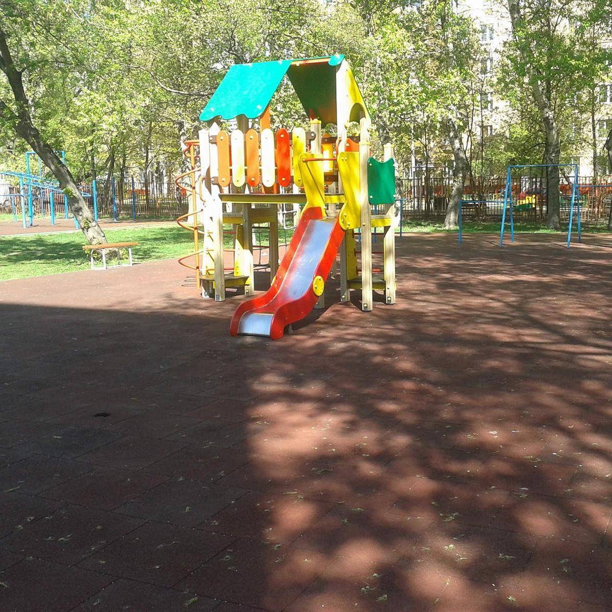 Фото: Площадка детская игровая в парке, у школы №338