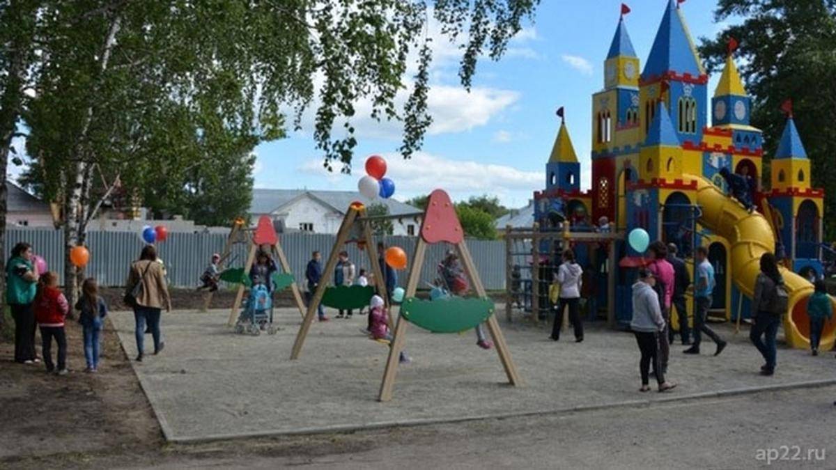 Фото: Детская площадка с замком, ул. Германа Титова, Барнаул