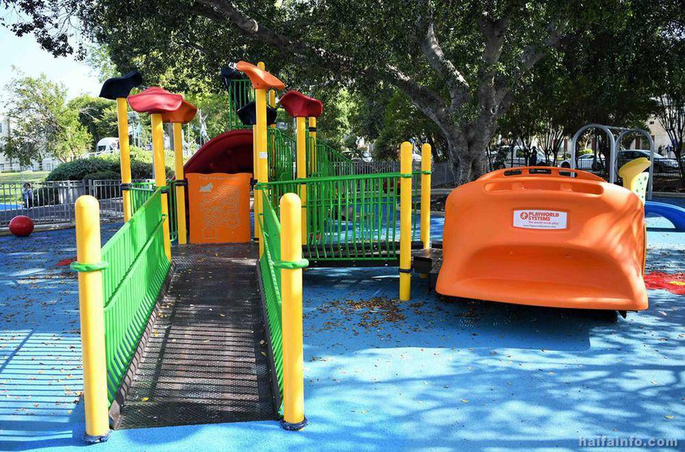 Фото: Инклюзивная детская площадка на территории комплекса Ган а-зикарон, Хайфа