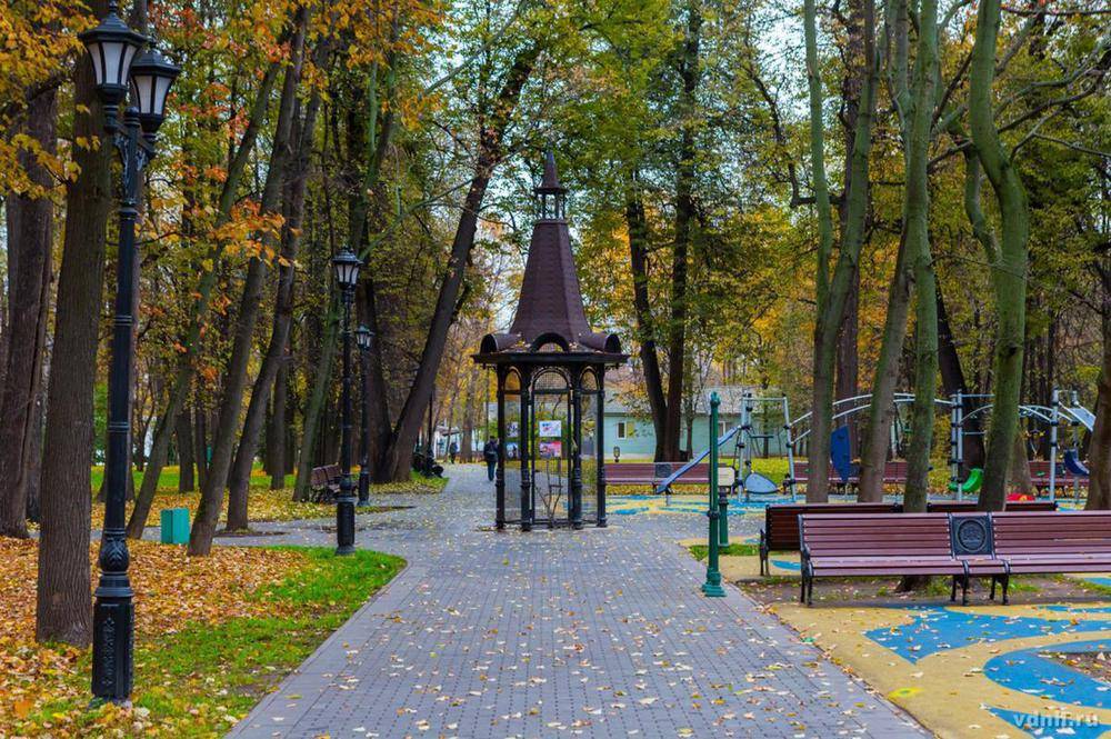 Фото: Детская площадка на Останкинской аллее в парке Останкино, Москва