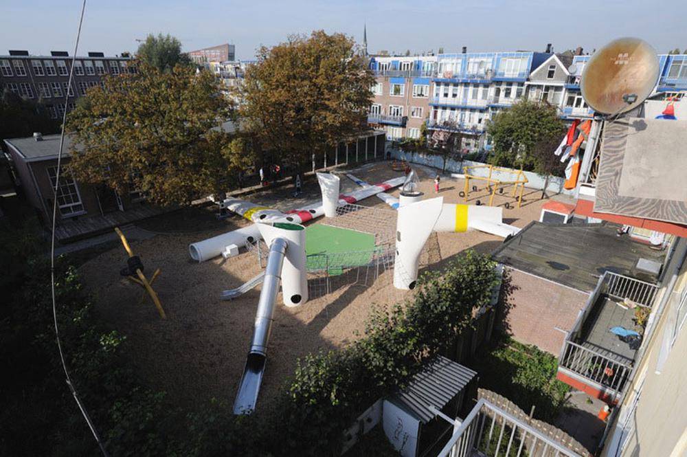 Фото: Детская площадка из частей самолета Wikado. Роттердам