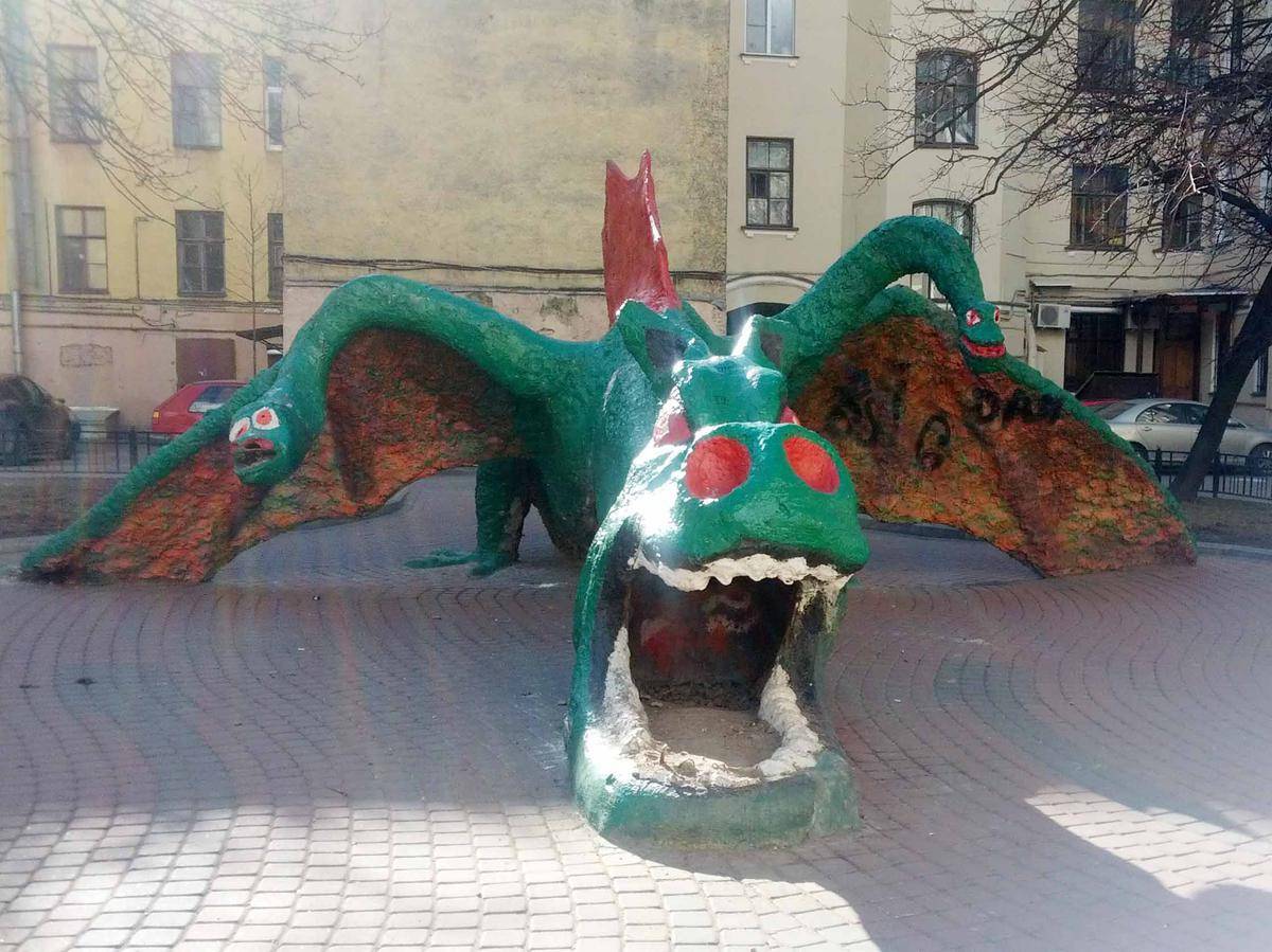 Фото: Игровая площадка с драконом
