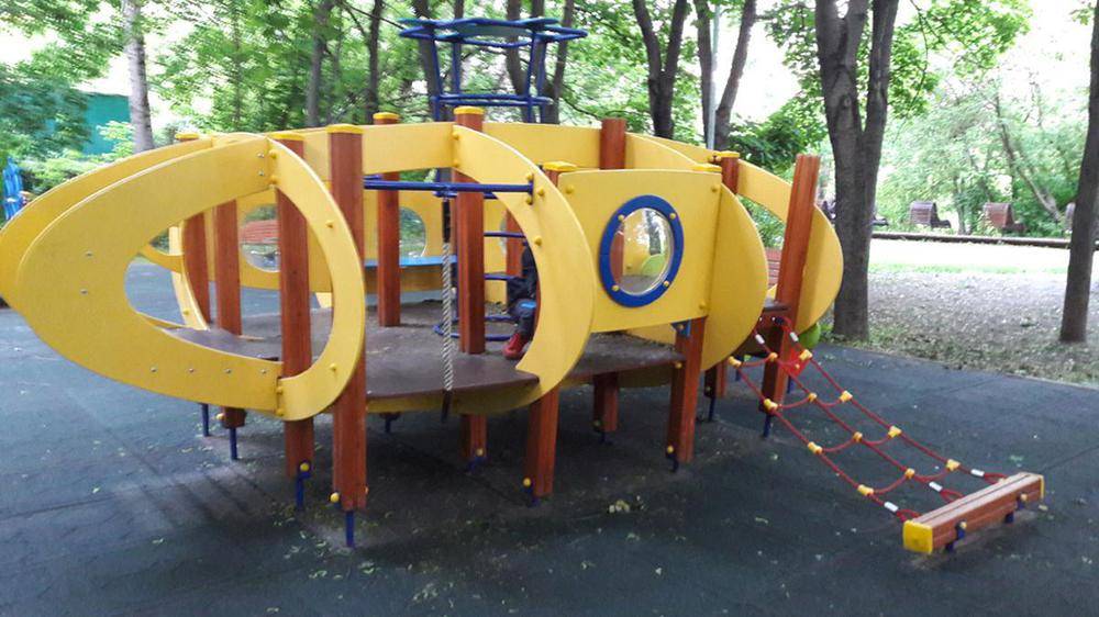 Фото: Детская площадка с желтой подводной лодкой на Новикова-Прибоя, Москва